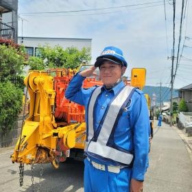 現場配置中・制服はブルーです。反射材の安全ベストを着用します