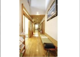 中待合室も天井が高く開放的です。