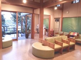 待合室は開放的な雰囲気です