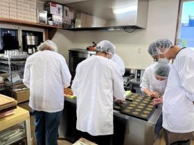 焼菓子作業の様子（自習中）