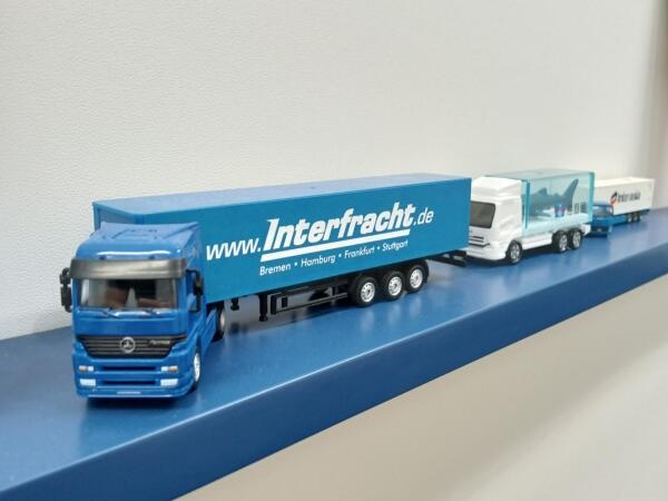 弊社のトラック模型、EU圏内の集荷、配送は弊社トラックを使用しています