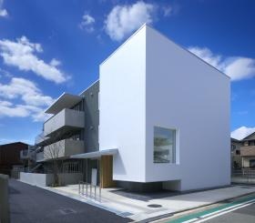 ＪＲ兵庫駅から徒歩８分。道中には商業施設もあり便利です。