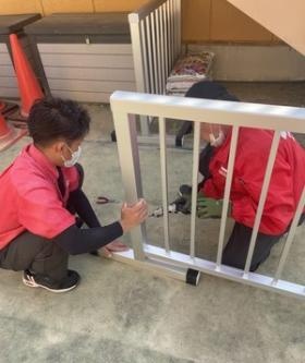 道具の使い方や施工法も先輩から学びます