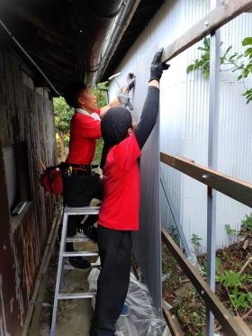 トタン張替え作業風景