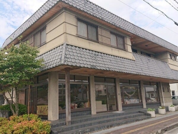 児童指導員・教員免許もしくは保育士（児童指導員任用資格）