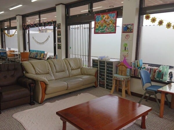 児童指導員・教員免許もしくは保育士（児童指導員任用資格）