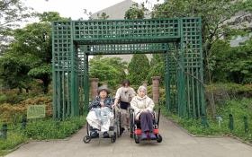 近隣の公園へお散歩