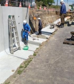 道路工事：若手からベテランまで力を合わせて施工