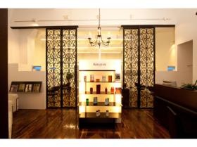 山口店は天井が高く、床は本物の木材で高級感があります