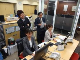 本社の仕事中の風景からの１シーン