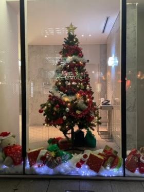 クリスマスはビルエントランスにツリーを飾り付けします
