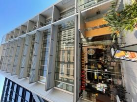 本社のＳＴＡＦビル。近くの店舗へは行ったり来たりの近さです