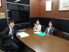 新横浜の本社会議室にて笑顔ショット