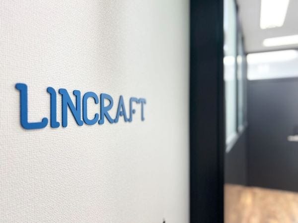 本社エントランスです。駅チカでアクセス抜群！