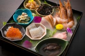 名物 酒の肴盛合せ 玉手箱です