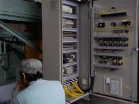 作業風景（電気設計）