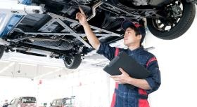 （サービスエンジニア）自動車の点検風景