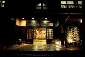 櫂の詩玄関より館内を望む