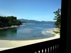 二階個室より今子浦海水浴場を望む