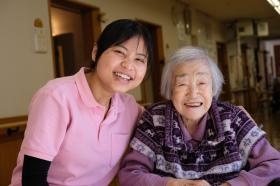 仕事風景（笑顔でコミュニケーション）