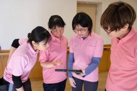 仕事風景（ＩＣＴを活用して利用者様のケアの検討）