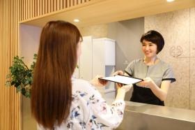 受付では明るい笑顔で患者さまをお迎えしています。