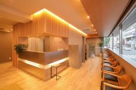 クリニック待合室です。 木目調の温かみのある内装は好評です。