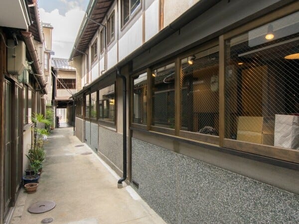 「クリエイティブ・ラボ京都」は京都の町屋を改装した建物ですので、少し入り口が分かりにくいです