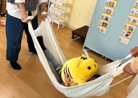 感覚統合 毛布ぶらんこ