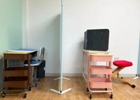 個別の感覚に対応した机・椅子を使用した学習ルーム