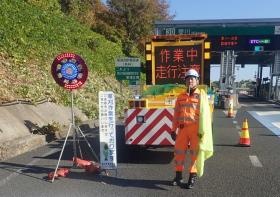 高速道路での監視業務（標識車を使用して）