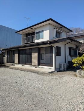 戸建て民家で、駐車場完備。