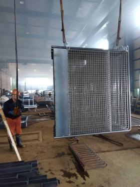 めっきする前に製品を釜前に移動中の阿部係長