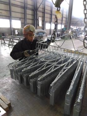 めっきコーティングされた製品を仕上げしやすくするために並べる