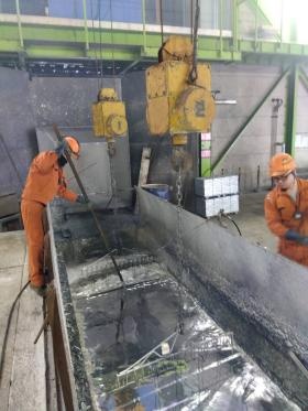 製品をめっきコーティング作業中