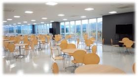 明るく広い食堂兼休憩室