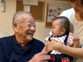 みんなのいえカラフルの一場面。年齢差１０３歳の交流。