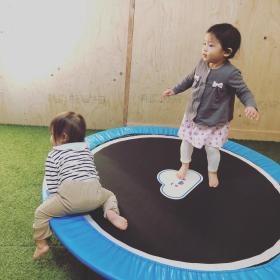 プレイルームのトランポリンで遊ぶお子さんたち。