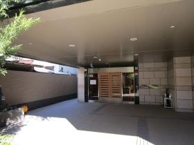 正面玄関からお入りください。