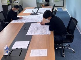 ミーティングルームでの図面確認