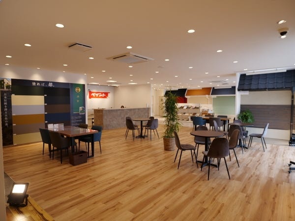 広々とした店内でごゆっくりお寛ぎください。