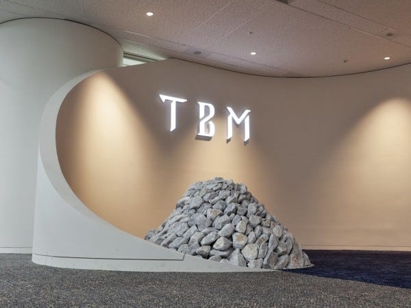 TBM（Times Bridge Management）には、「進みたい未来へ、橋を架ける」 という想いが込められています。