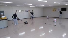 作業風景（床洗浄ワックス施工）