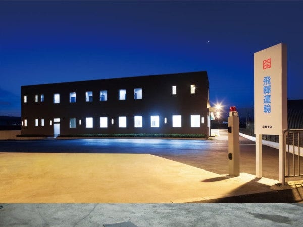 夜間の一号線からの見え方です