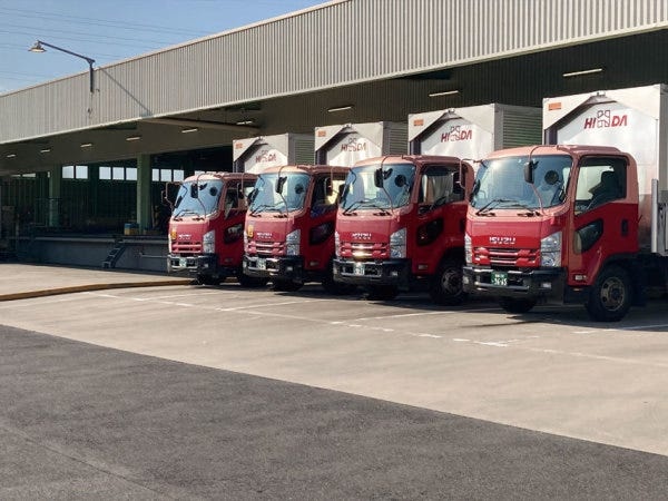 トラックの駐車風景です