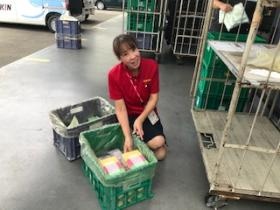 レンタル商品の仕分けをしています