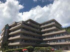 高台より太平洋を臨み、背面は緑の木々が生い茂っています。