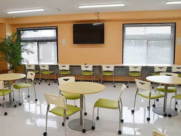 休憩室になります！ウォーターサーバーなどのアメニティもご自由にご利用いただけます。