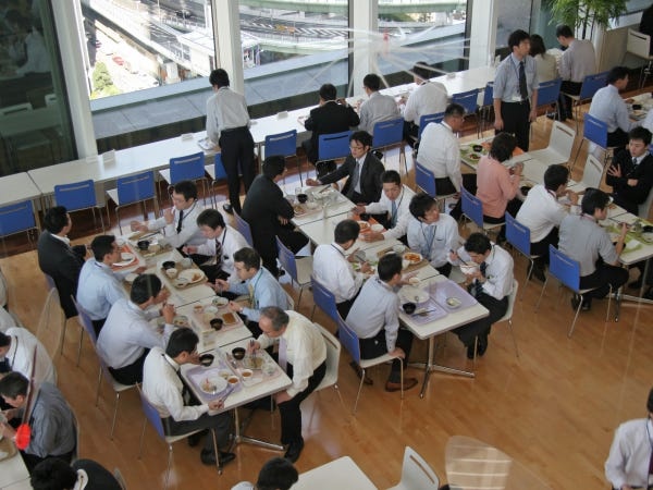 大手企業の社員食堂をメインに、事業を広げています。にぎやかな雰囲気の中で働けるお仕事です！