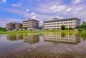 津市芸濃町に位置し、府洲グループ３施設が同敷地内にあります